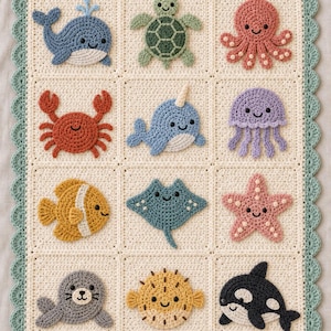 Può includere: Una coperta all'uncinetto color crema con una griglia di dodici quadrati, ognuno dei quali mostra una diversa creatura marina tra cui una balena, una tartaruga, un polpo, un granchio, un narvalo, una medusa, un pesce, una razza, una stella marina, una foca, un pesce palla e un'orca, con un bordo smerlato color verde acqua.