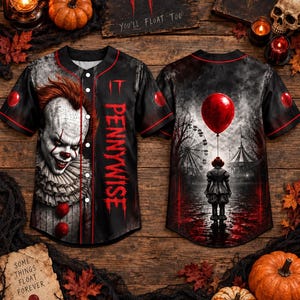 Può includere: Una maglia da baseball nera con una grafica del clown Pennywise sul davanti e la scritta PENNYWISE in rosso. Il retro mostra una figura che tiene un palloncino rosso vicino a un luna park. La maglia presenta profili rossi e bottoni.