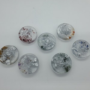 7 handgefertigte Meditationsmedaillons aus Resin und Kristall