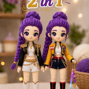 Pode incluir: Duas bonecas de crochê com cabelo roxo em coques altos e tranças longas. A boneca da esquerda veste um conjunto preto e branco com detalhes dourados. A da direita usa uma jaqueta amarela, shorts escuros e segura uma espada azul e roxa brilhante.
