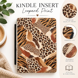 Op de afbeelding: Een rechthoekige Kindle-inzet met een dierenprintontwerp bestaande uit luipaardvlekken en tijgerstrepen in bruine, zwarte en beige tinten. De hoes heeft een zwarte stylushouder aan de zijkant en toont de tekst Kindle Insert Leopard Print.
