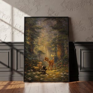 Op de afbeelding: Een ingelijste muurkunstprint met een bosscène met een jong hert, een stinkdier en een klein konijn bij een boomstam. Een gele vlinder zweeft boven het hert, omringd door donkergroene bomen, gebladerte en kleine witte bloemen op de bosgrond.