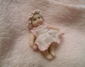 Pequeño bebé en miniatura