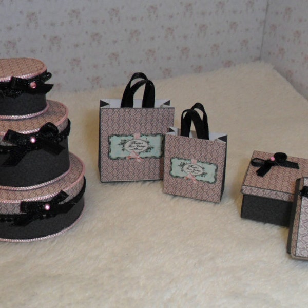 Maison de poupée miniature, des sacs et des boîtes