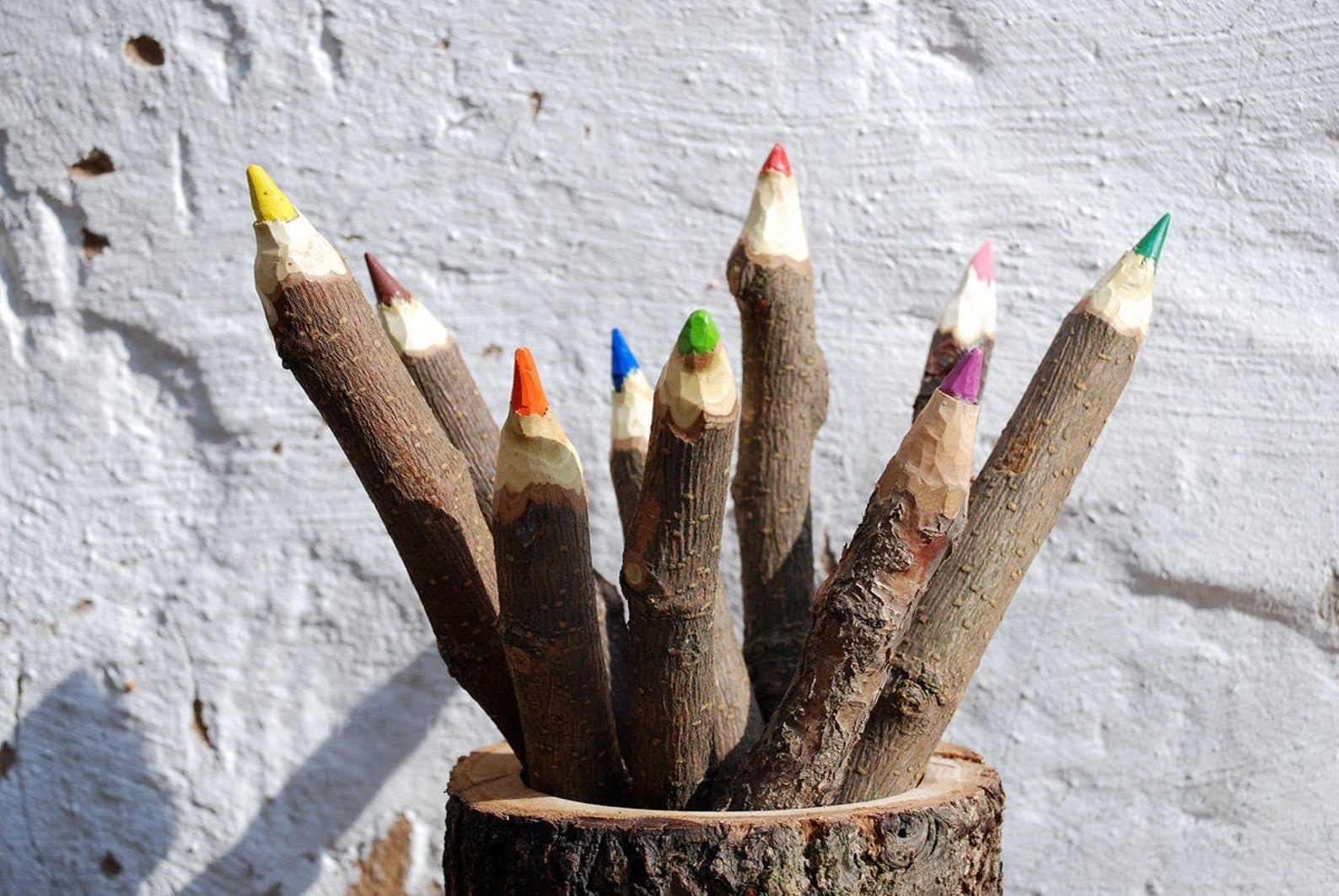 Подставка под карандаши из дерева. Изделия из цветных карандашей. Поделки из карандашей. Дерево из карандашей своими руками. Композиция из карандашей.