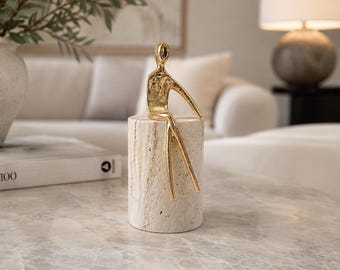 Travertin-Skulptur eines sitzenden Mannes – Handgefertigtes dekoratives Natursteinobjekt mit Goldfigur