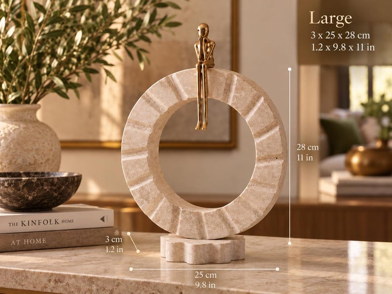 Set di 2 sculture in travertino – Decorazione artigianale in pietra naturale raffigurante un uomo pensante con figura dorata Large – 1"×10"×11"