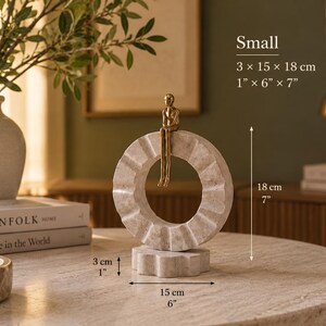 Set di 2 sculture in travertino – Decorazione artigianale in pietra naturale raffigurante un uomo pensante con figura dorata Small – 1"x6"x7"