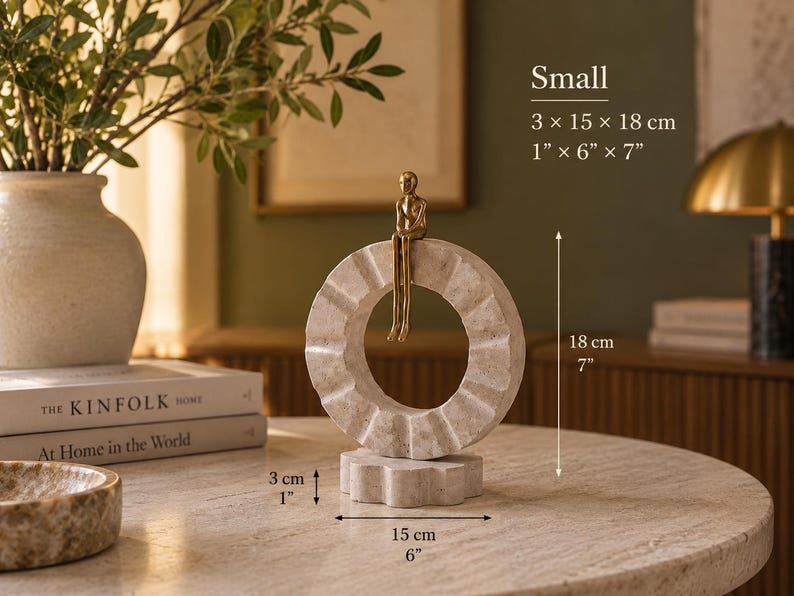 Set di 2 sculture in travertino – Decorazione artigianale in pietra naturale raffigurante un uomo pensante con figura dorata Small – 1"x6"x7"