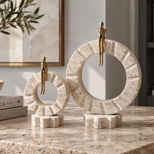 Set di 2 sculture in travertino – Decorazione artigianale in pietra naturale raffigurante un uomo pensante con figura dorata immagine 1