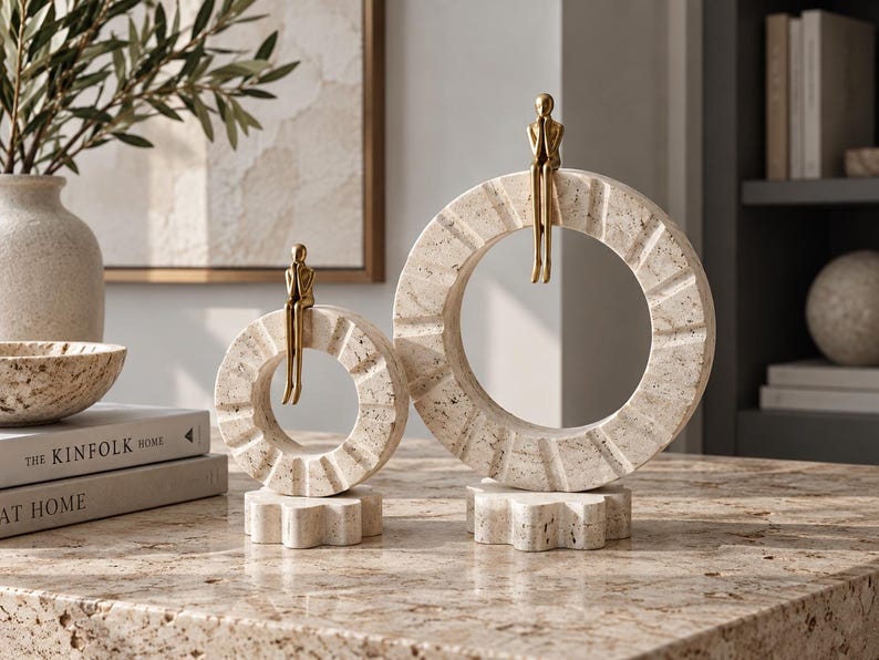 Set di 2 sculture in travertino – Decorazione artigianale in pietra naturale raffigurante un uomo pensante con figura dorata immagine 1
