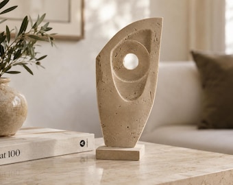 Handgeschnitzte abstrakte Travertin-Skulptur – Organische, moderne Steinkunst für Tisch- und Regaldekoration