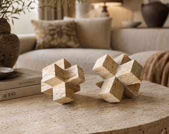 Geometrische Skulpturen aus Travertin, 2er-Set – Handgefertigte abstrakte Tischdekoration aus Naturstein