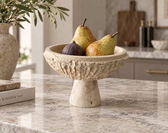 Obstschale auf Sockel aus Travertin – Servierschale aus gemeißeltem Stein für die Küchendekoration