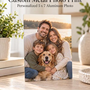 Puede incluir: Una impresión fotográfica rectangular personalizada sobre metal que muestra a una familia de cuatro personas y un perro golden retriever. El texto superior dice Custom Metal Photo Print Personalized 5 x 7 Aluminum Photo. El texto inferior dice Upload your favorite photo.
