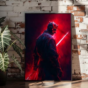 Op de afbeelding: Een rechthoekige ingelijste wandkunstprint met een donkere, gestileerde illustratie van een gehoornde figuur met rode gezichtsmarkeringen, gekleed in donkere gewaden, die een gloeiend rood lichtzwaard vasthoudt tegen een levendige, rokerige rode achtergrond.