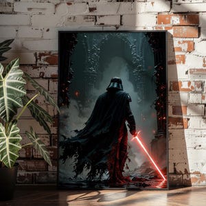 Könnte beinhalten: Ein gerahmter vertikaler Kunstdruck, der eine dunkel gepanzerte Figur in einem schwarzen Umhang zeigt, die in einem gotischen Steinbogen steht. Die Figur hält ein leuchtendes rotes Lichtschwert, das den Boden beleuchtet, umgeben von dunklem Nebel.