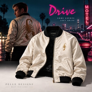 Puede incluir: Una chaqueta bomber de satén color crema con un escorpión bordado en dorado en el pecho izquierdo, cuello, puños y dobladillo de canalé negro, y un forro interior acolchado negro. La chaqueta se muestra con un cierre de cremallera frontal.