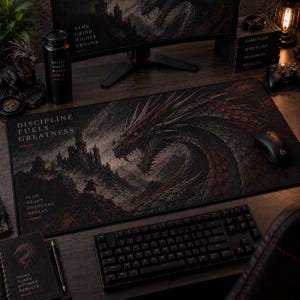 Könnte beinhalten: Eine rechteckige Schreibtischunterlage mit einer düsteren Fantasy-Drachenillustration, einer Burgsilhouette und dem Text "DISCIPLINE FUELS GREATNESS" sowie "PLAN ADAPT OVERCOME REPEAT" in weißer Schrift. Die Unterlage ist in Schwarz und Dunkelrot gehalten.
