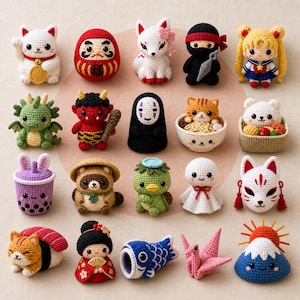 Może przedstawiać: Kolekcja dwudziestu małych, ręcznie robionych szydełkowych figurek amigurumi przedstawiających różne postacie, zwierzęta i jedzenie inspirowane Japonią, w tym maneki-neko, lalkę daruma, ninja, kota sushi oraz miniaturową górę Fuji.