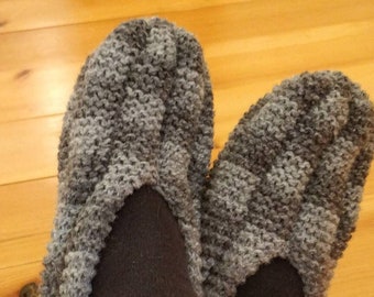 Super warm and cozy! Checkerboard slippers available in light grey and dark grey. Phentex Style Slippers!