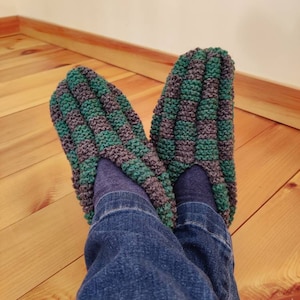 Checkerboard slippers in Forest Green and Dark Grey. Great gift for Christmas. Handknit Phentex style slippers