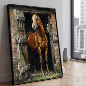 Op de afbeelding: Een ingelijst olieverfschilderij met een bruin paard dat in de deuropening van een rustieke bakstenen stal staat. Het paard heeft manen van een lichte kleur en staat in een verweerd houten frame, met zichtbare penseelstreken en textuur.