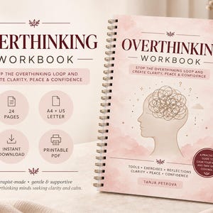 Può includere: Un quaderno di esercizi a spirale intitolato Overthinking Workbook con una copertina rosa tenue che mostra un'illustrazione a linee di una testa umana con una mente aggrovigliata. Il testo recita Stop the Overthinking Loop and Create Clarity, Peace & Confidence.