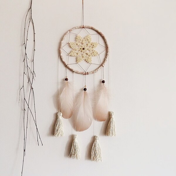 Bohemio atrapasueños, atrapasueños floral, colgando de la pared, decoración dormitorio, polvo, medio, marrón, crema, único, hecho a mano, decoración casera