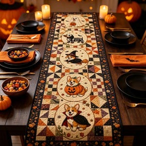 Puede incluir: Un camino de mesa rectangular con un diseño de patchwork con patrones geométricos en naranja, negro y crema. El centro muestra cinco ilustraciones circulares de perros con disfraces de Halloween, incluyendo un fantasma, un esqueleto, una bruja y un vampiro.