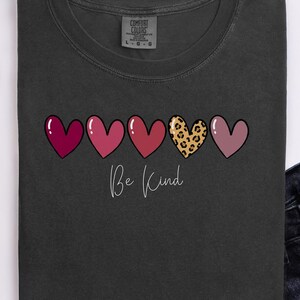 Be Kind Row of Hearts Leopard Accent Maroon Hearts T-shirt | Grafisk T-shirt