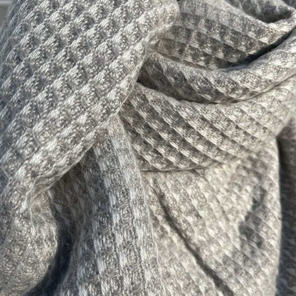 Double cachemire : Grand foulard carré, gris et blanc, LUXE et DOUCEUR, idéal cadeau