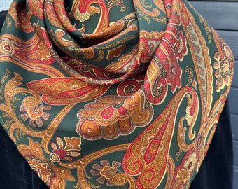 Très grand carré de twill de soie, motifs cachemire, fond vert foncé et motifs dégradés de bronze, châle en soie