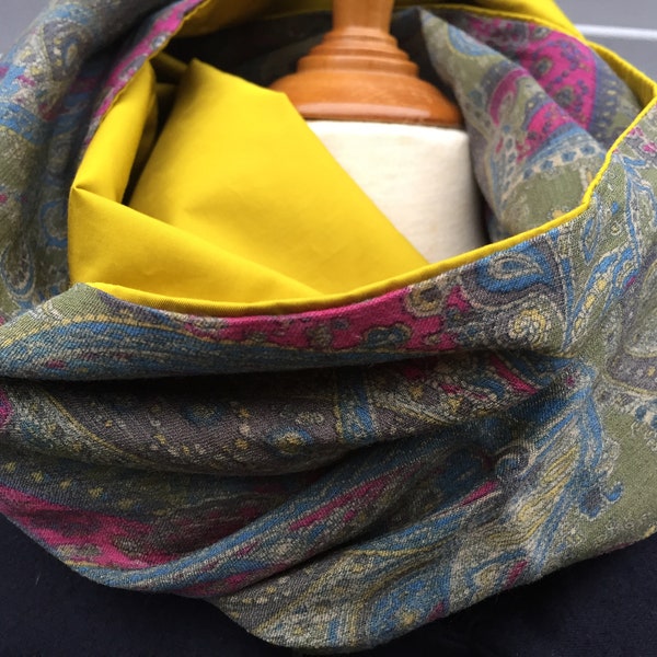 foulard tubulaire, snood, tour du cou réalisé dans un foulard vintage en laine et soie + réversible vert,  upcycling