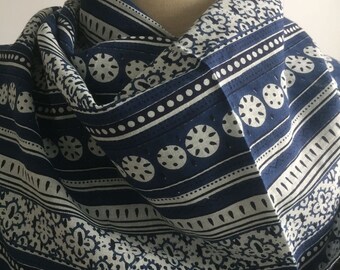 Long foulard, voile de coton, motifs géométriques bleu marine et blanc, réversible voile de coton bleu marine