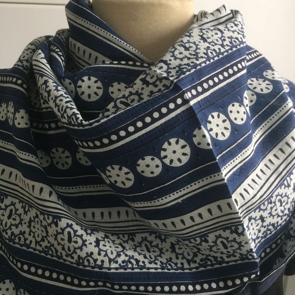 Long foulard, voile de coton, motifs géométriques bleu marine et blanc, réversible voile de coton bleu marine