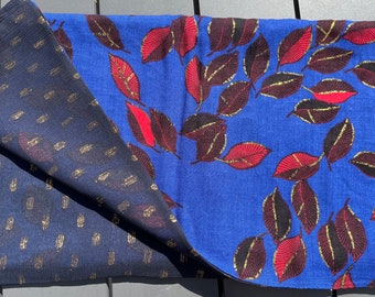 Très grand  foulard  long : bleu électrique foncé, rouge foncé, noir et doré, doublé d'une mousseline bleu marine foncé et doré