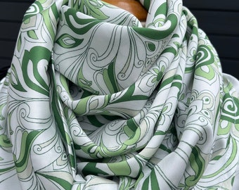 Long  foulard, 2 faces différentes vert et blanc  motifs cachemire d'un côté et voile de coton vert foncé de l'autre côté