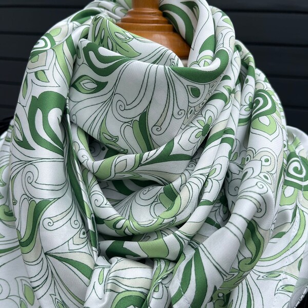 Long  foulard, 2 faces différentes vert et blanc  motifs cachemire d'un côté et voile de coton vert foncé de l'autre côté