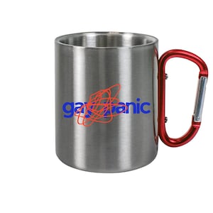Könnte beinhalten: Ein Becher aus Edelstahl mit gebürsteter Metalloberfläche, der den blauen Schriftzug "gay panic" und eine rote, kritzelartige Grafik zeigt. Der Becher verfügt über einen leuchtend roten Karabinergriff, der seitlich angebracht ist.