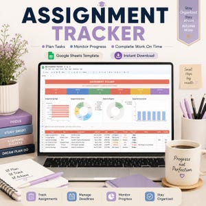 Op de afbeelding: Een digitale opdrachten-tracker Google Sheets-sjabloon weergegeven op een laptopscherm. De interface bevat kleurrijke grafieken, voortgangsbalken en takenlijsten. Inclusief een witte mok met tekst, een notitieboek en diverse pennen.