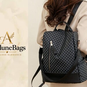 Op de afbeelding: Een zwart-grijze rugzak met een geblokt patroon, voorzien van een verticaal voorvak met rits, zwarte kunstlederen afwerking en verstelbare zwarte schouderbanden. Het logo AveluneBags Timeless Elegance staat aan de linkerzijde van de afbeelding.