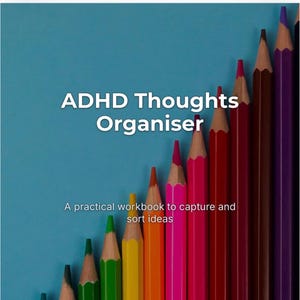 Könnte beinhalten: Eine Reihe von Buntstiften, die in einer ansteigenden Diagonale vor einem blauen Hintergrund angeordnet sind. Der Text lautet ADHD Thoughts Organiser, A practical workbook to capture and sort ideas. Die Stifte sind blau, grün, gelb, orange, pink, rot, braun und lila.