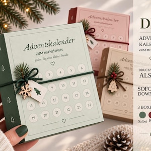 Può includere: Tre scatole quadrate per calendario dell'avvento fai-da-te in verde salvia, rosa polvere e beige. Ogni scatola presenta una griglia numerata da 1 a 24, un cordino scuro, un rametto di pino e un ornamento in legno. Il testo riporta Adventskalender.