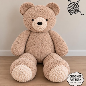 Pode incluir: Um grande urso de peluche bege texturizado com focinho e almofadas de cor creme, com olhos e nariz pretos. Um ícone de novelo de lã preto com agulhas de croché está no canto superior direito, e uma etiqueta em forma de nuvem diz CROCHET PATTERN PDF PATTERN.