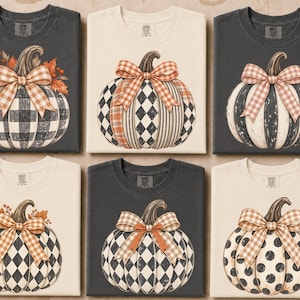 Peut inclure: Six t-shirts disposés sur deux rangées, présentant des motifs de citrouilles avec divers designs incluant des carreaux, des losanges, des rayures et des pois. Chaque citrouille est ornée d'un nœud en vichy et de feuilles ou baies d'automne.