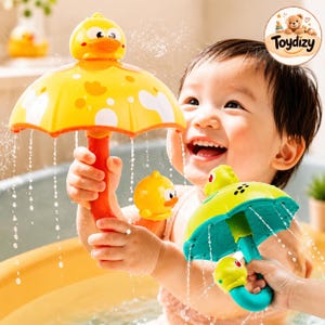 Könnte beinhalten: Ein gelbes regenschirmförmiges Badespielzeug mit Entenaufsatz und weißen Punkten, rotem Griff und Wasser, das aus den Rändern sprüht. Ein zweites grünes Regenschirmspielzeug mit Entenaufsatz und einem blaugrünen Griff ist ebenfalls zu sehen.