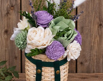 Arreglo floral natural para colgar en la pared con cesta pequeña Spring Cabin Mini Trapper Basket