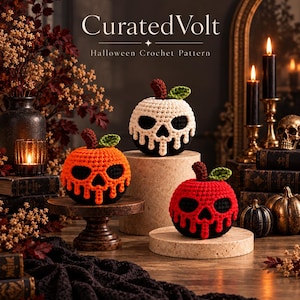 Può includere: Tre zucche all'uncinetto a forma di teschio nei colori arancione, bianco e rosso, ciascuna con base nera, stelo marrone e foglia verde. Il testo CuratedVolt Halloween Crochet Pattern è visibile sopra gli oggetti in un ambiente scuro.