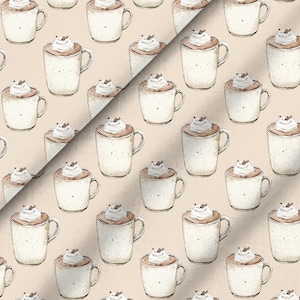 Op de afbeelding: Een herhalend patroon op een lichtbeige stof met illustraties van witte keramische mokken gevuld met warme chocolademelk of koffie, bekroond met een toef slagroom en een paar donkerbruine koffiebonen, gerangschikt in een rasterpatroon.
